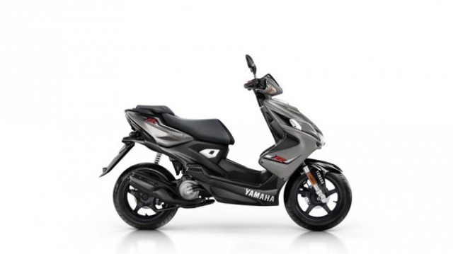 2015-Yamaha-Aerox-R-EU-Matt-Grey-Studio-002